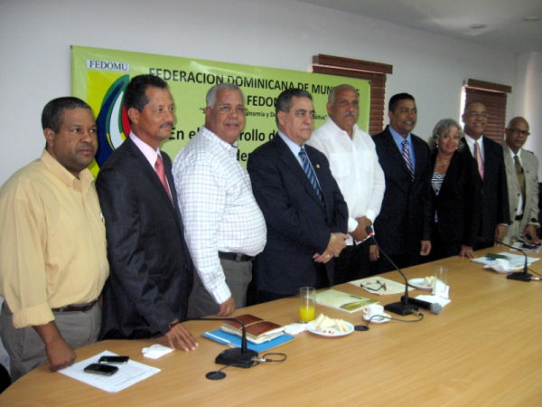 Ejecutivos de la Federación Dominicana de Municipios junto al ministro de Deportes, Jaime David Fernández Mirabal.