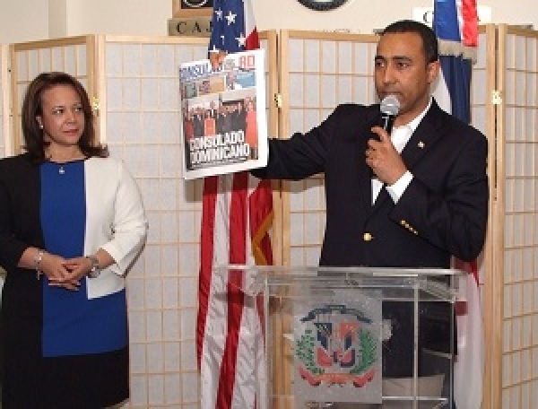Denuncian cónsul dominicano en Nueva York usa recursos para su campaña