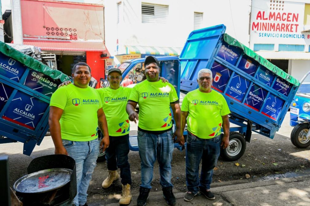 Alcaldía de Santiago entrega motos eléctricas para la limpieza en el hospedaje Yaque.