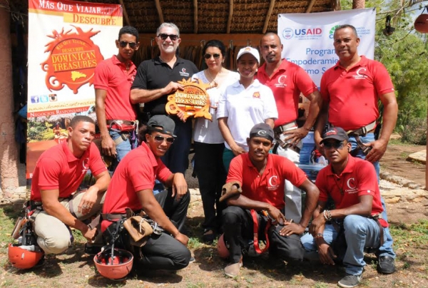 Carlos Arriaza, Isabel León, Starlina Guerrero, junto al equipo de guías que operan en Cumayasa Sky Adventure, en Bayahibe.