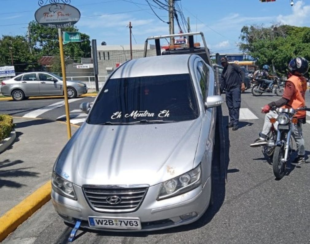 El Ayuntamiento de San Felipe de Puerto Plata junto a los agentes de la Dirección General de Seguridad de Tránsito y Transporte Terrestre (Digesett) realizan operativos para remover vehículos obstaculizan el tránsito en la vía pública.