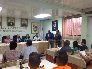 Juan de los Santos, alcalde de Santo Domingo Este, dirige los trabajos de la Sala Capitular donde se tomaron las decisiones de realizar el Programa de Semana Santa en Valores.