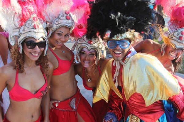 Celebran carnaval y feria popular en Villas Bábaro