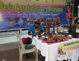 Uno de los artesanos participantes elaborando una de las piezas para ser ofrecidas a los visitantes de la Feria Agroturística Ocoa 2016.