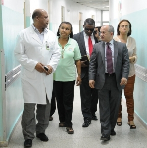 El Ministro de Salud, Freddy Hidalgo, recibe explicaciones de Pablo Díaz Osoria, director de la Maternidad San Lorenzo de los Mina, sobre la situación del centro de salud materno infantil
