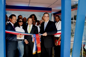 El Secretario de la Liga Municipal Dominicana Johnny Jones, corta la cinta de la inauguración del stand de la institución en la feria del libro