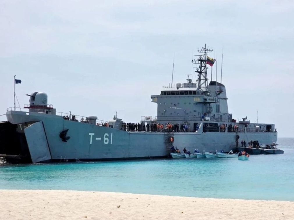 El buque de desembarco Capana (T-61) sufre imprevisto durante maniobras militares.