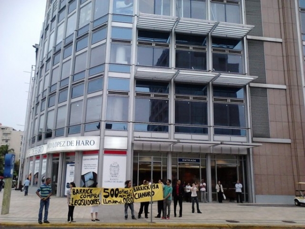 Ambientalistas protestan frente a Embajada de Canadá