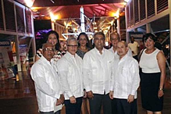 El doctor Freddy Hidalgo, Ministro de Salud Pública junto a expositores de los Congresos de Padiatría , celebrados por cuatro dias en Bávaro, República Dominicana