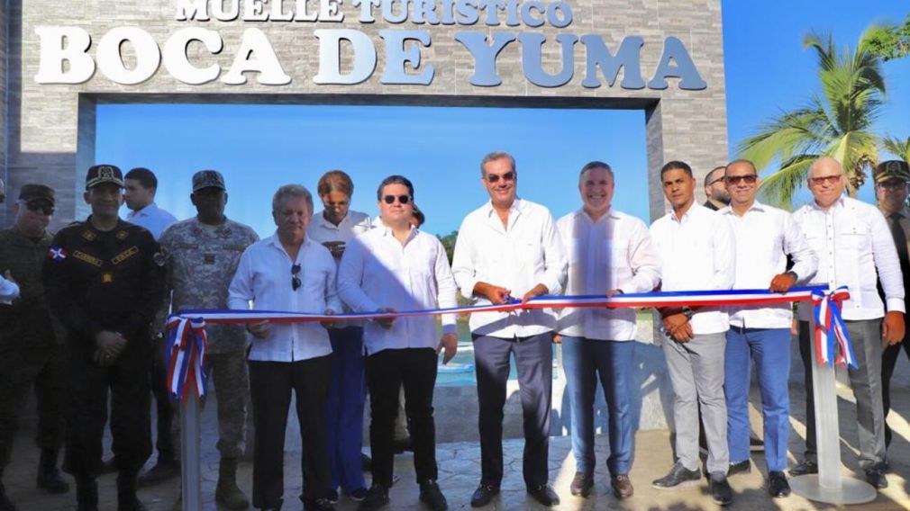 El presidente Luis Abinader junto a Jean Luis Rodríguez, director de la Autoridad Portuaria Dominicana (Apordom), inauguró el muelle turístico y de pescadores de Boca de Yuma en provincia La Altagracia.