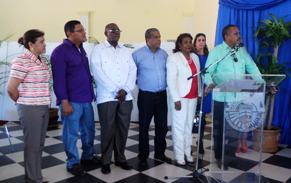 Funcionario entrega 40 becas a Jóvenes estudiantes