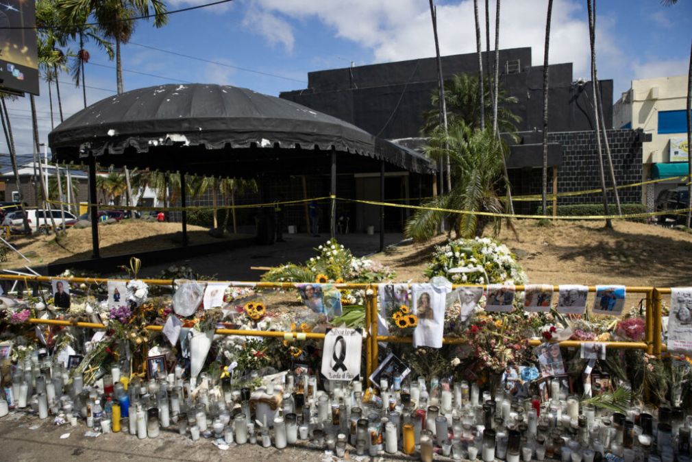 Fotos, veladoras y flores en recuerdo de las víctimas de la discoteca Jet Set en Santo Domingo, República Dominicana. Foto de EFE/Orlando Barría.