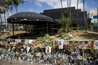 Fotos, veladoras y flores en recuerdo de las víctimas de la discoteca Jet Set en Santo Domingo, República Dominicana. Foto de EFE/Orlando Barría.