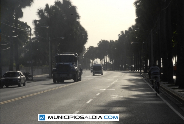 Los camiones son una amenaza a los ciudadanos y a los turístas que circulan por el Malecón de Santo Domingo.