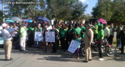 Profesores de la Seccional Municipal Sabana Grande de Boyá de la Asociación de Profesores en vigilia frente al Distrit Educativo Provincial.