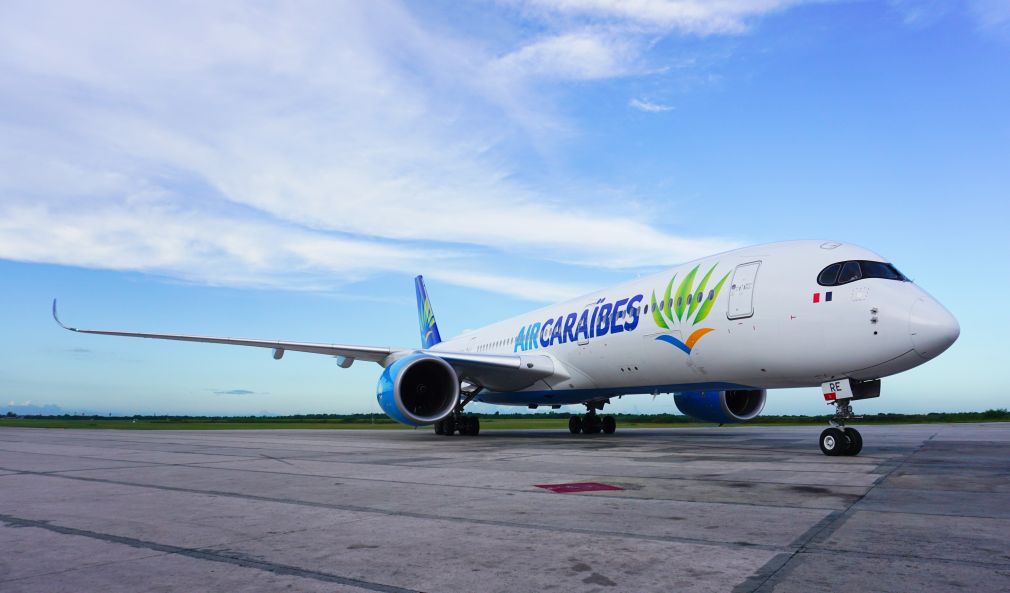 La empresa General Air Services, quien provee los servicios aeroportuarios a Air Caraibes en la terminal de las Américas, ofreció un brindis a todos los presentes en el vuelo inaugural.