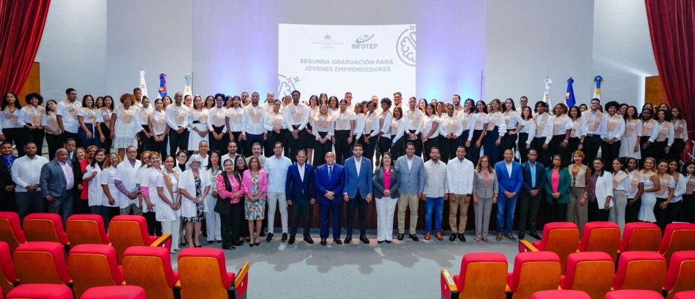 La entrega de certificados se llevó a cabo en un acto encabezado por el ministro de la Juventud, Carlos Valdez Matos y el director general del Infotep, Rafael Santos Badía.