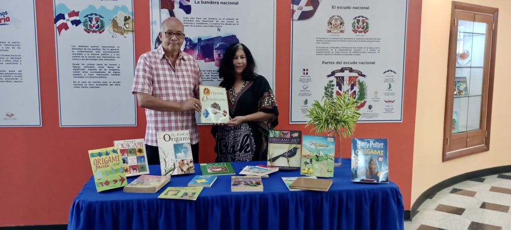 José Rafael Sosa entrega una partida de varias decenas de libros de Origami a Alicia Baroni, directora de la Biblioteca Infantil y Juvenil República Dominicana.