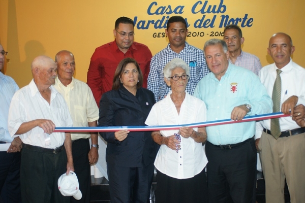 Alcalde de Santiago inaugura casa-club urbanización:  