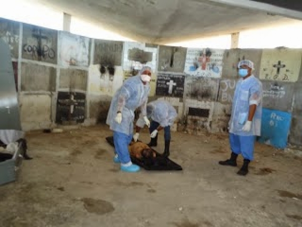 Médicos del INACIF practican autopsia en local no apropiado 