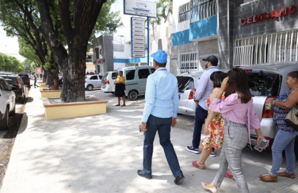 Los ejecutivos municipales supervisaron la labor en donde son construidos 6,652.25 metros cuadrados de aceras.