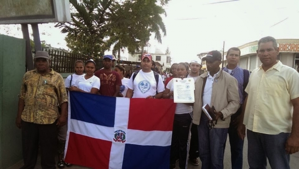 Piquetean gobernación exigiendo carretera en Hato Mayor