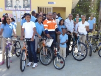 Grupo de estudiantes meritorios de Piedra Blanca que recibieron bicicletas por la Corporación Minera Dominicana, CORMIDOM.