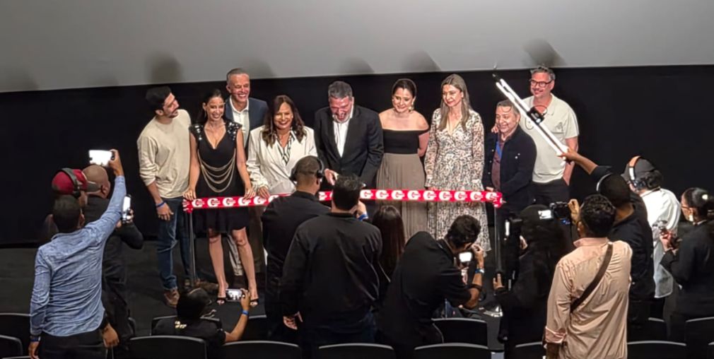 El corte de la cinta que inauguró el VI Festival de Cine Fine Arts 2026 estuvo a cargo del director Félix Gemán, responsable de la película de apertura Qué más puedes hacerme. Foto suministrada.