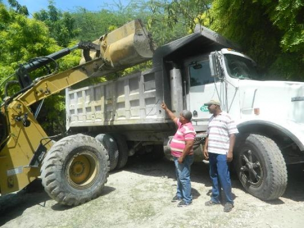 Parte de los equipos pesados que se utilizaron en el saneamiento del Cachón Pocilga en Villa Jaragua, Bahoruco.