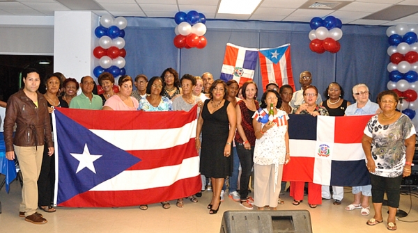 Profesionales de la enfermería práctica dominicanas y boricuas posan durante el encuentro de confraternidad.