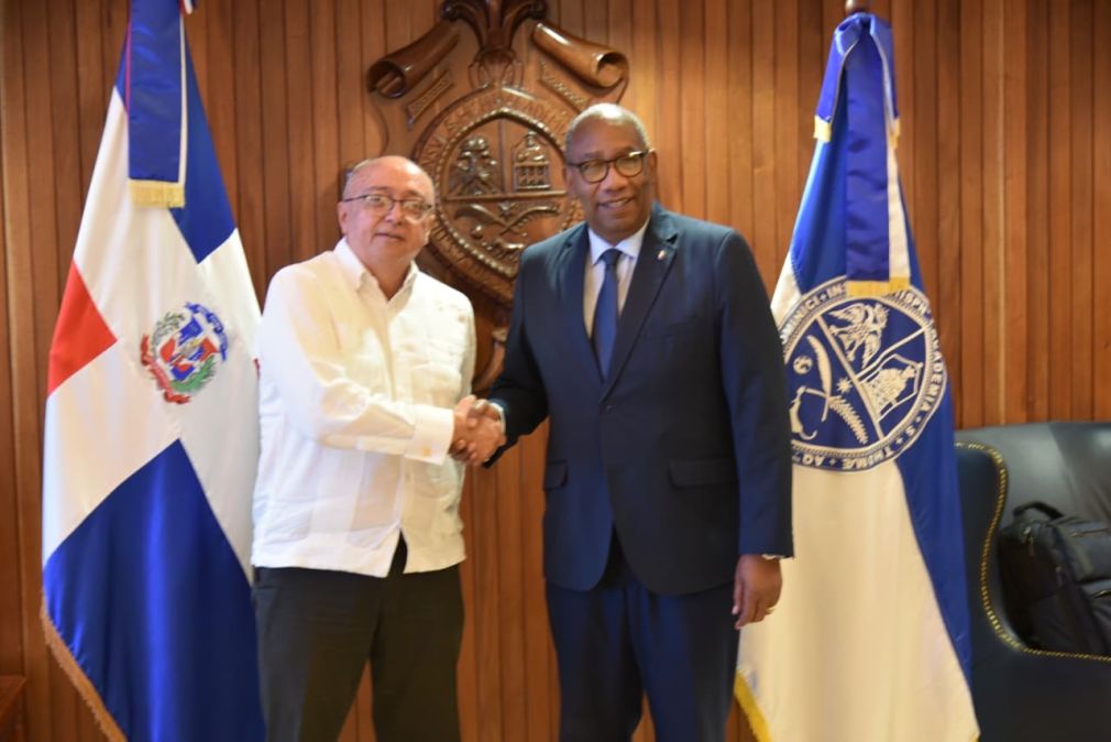 Raúl Rodas, director ejecutivo de OIRSA y Editrudis Beltrán, rector de la UASD.