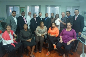 Representantes de los comunitarios organizados en Las Terrenas que fueron a Santo Domingo a firmar un acuerdo verbal con la Superintendencia de Electricidad, quienes afirman que el acuerdo escrito es totalmente distinto.