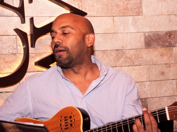 Pachy Carrasco interpretando una de sus composiciones musicales en Casa Avila de Blue Mall.
