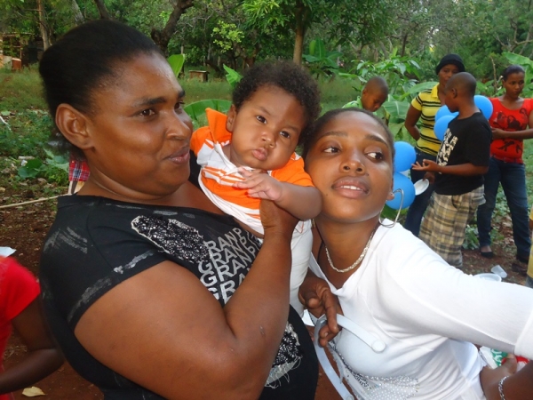 Melania Guillen, sostiene a su hijito de 23 meses de nacido quien falleció en el hospital Robert Reid Cabral de Santo Domingo de un infarto al miocardio