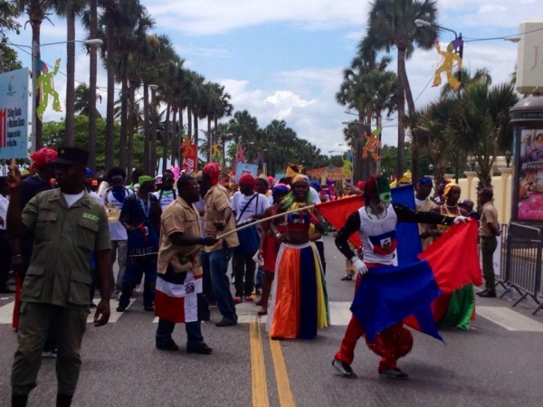 Haitiano barren en carnaval con la bandera dominicana ante la indiferencia de autoridades
