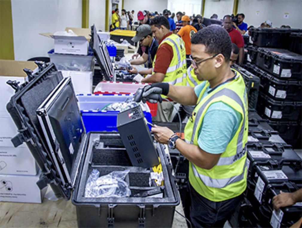 Empleados de la JCE trabajan para empacar las balijas en las elecciones de 2020 en República Dominicana.