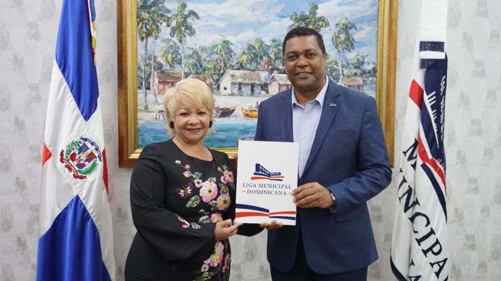 Los tres reconocimientos fueron entregados a la alcaldesa Hanoi Sánchez por parte del presidente de la Liga Municipal Dominicana, Victor D’ Aza.