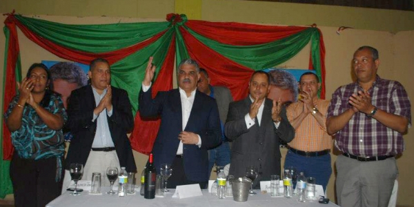 Miguel Vargas Maldonado, presidente del Partido Revolucionario Dominicano, saluda a los asistentes a la cena de navidad organizada en el municipio Santo Domingo Este.