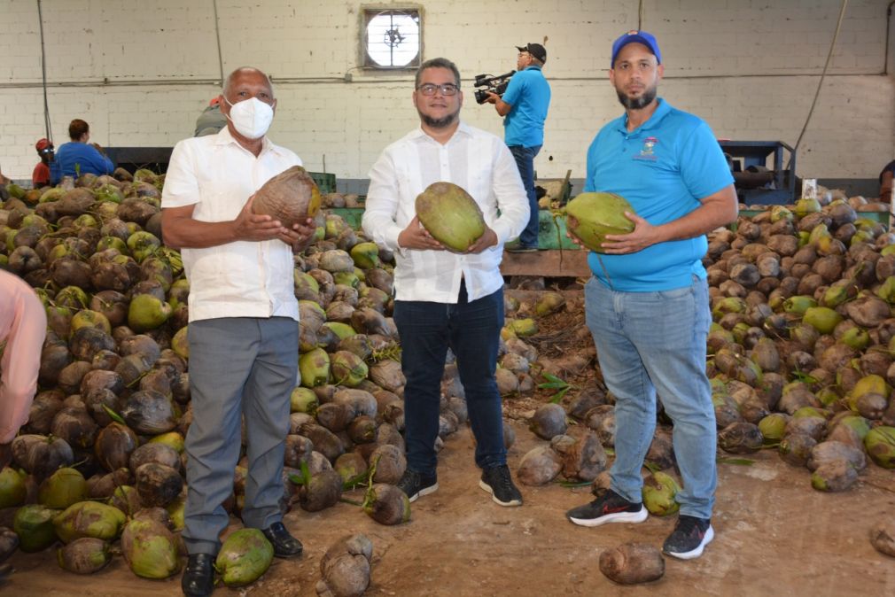 Director del Feda, Hecmilio Galván, durante el acto de inicio de la planta de procesamiento de sustrato de coco.