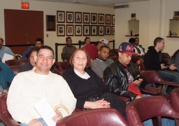 Dominicanos esperan por ser atendidos en las oficinas de la JCE en Nueva York.
