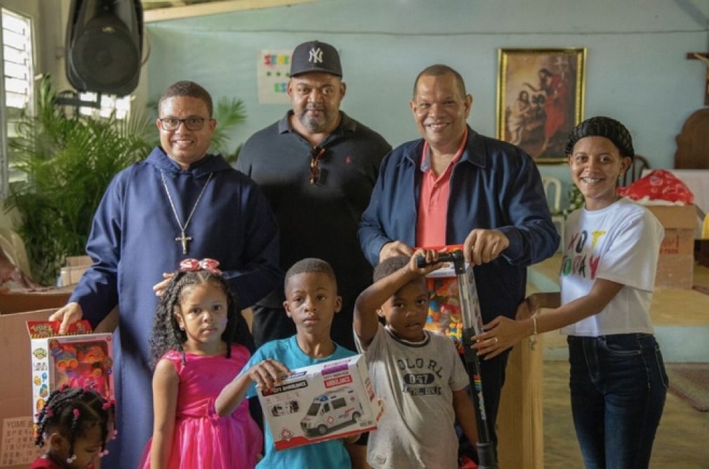 El alcalde Carlos Guzmán realizó un recorrido por barrios y comunidades de SDN.