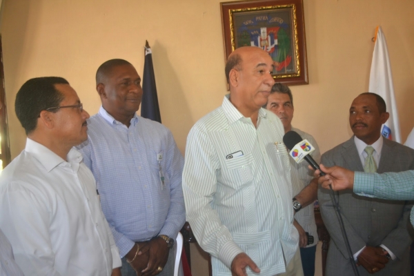 Ministro de Medio Ambiente supervisa trabajo en San Cristóbal 