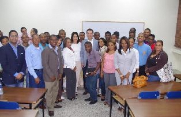 Bisonó dicta charla de emprendedurismo a estudiantes UASD de San Cristóbal