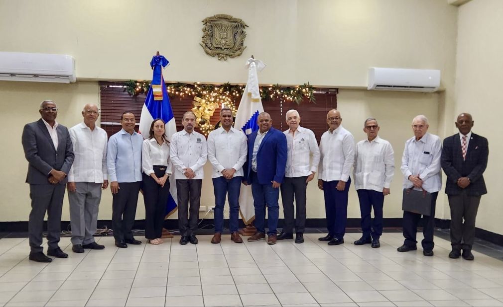 La ceremonia de juramentación de la Comisión de alto nivel para conmemorar 175 años del servicio postal fue realizada en el salón de conferencias Don Enrique de Marchena, en la sede central del Inposdom.