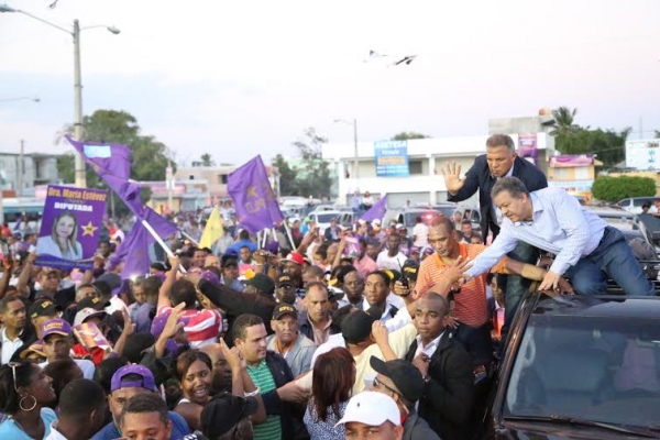 Ex-presidente Leonel Fernández recorre calles de San Pedro de Macorís:  