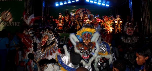 Las comparsas del carnaval vegano dieron colorido al cierre de la Feria Multisectorial Expo Baní anoche en la provincia Peravía, donde se instó a las demás provincias a organizar sus ferias