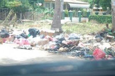 Denuncian que improvisan vertederos de basura en calles céntricas de Puerto Plata