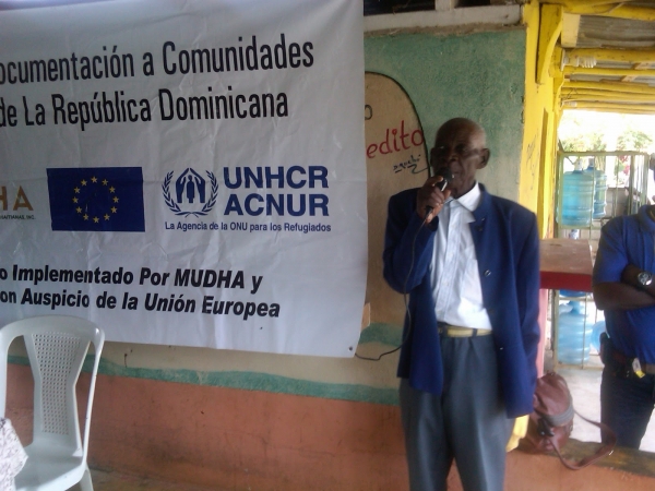 Entregan en documentos de identidad a migrantes haitianos