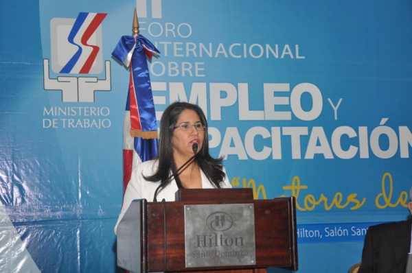 La Ministra de Trabajo Maritza Hernández, mientras agotaba su turno en el foto internacional de Trabajo, realizado en un hotel de Santo Domingo