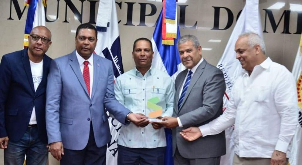 El premio fue entregado por Darío Castillo, titular del Ministerio de la Administración Pública y Víctor D Aza, presidente de la Liga Municipal Dominicana, acompañado de técnicos del Sismap y representantes de organismos internacionales.